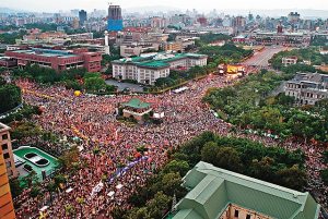 Hunderttausende Menschen demonstrieren auf der Straße in Taipei
